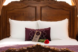 Romantisches Zimmer, 1 Queen-Bett, Whirlpool | Hochwertige Bettwaren, Schreibtisch, Bügeleisen/Bügelbrett