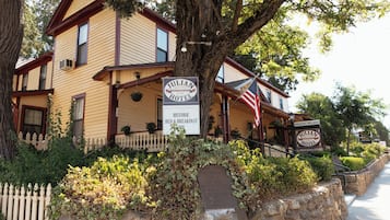 A historic Julian Hotel with a sign indicating it offers breakfast.