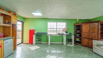 Una cocina con refrigerador, pileta y armarios de madera.