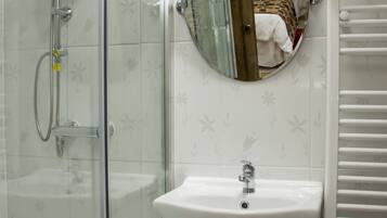 Driepersoonskamer, 3 eenpersoonsbedden, privébadkamer | Gratis wifi