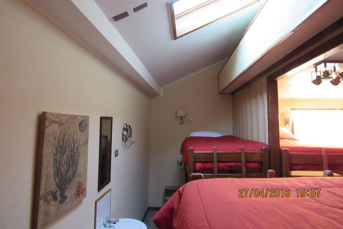 Single bed in shared dormitory for 10 people with shared bathroom | WiFi (free)