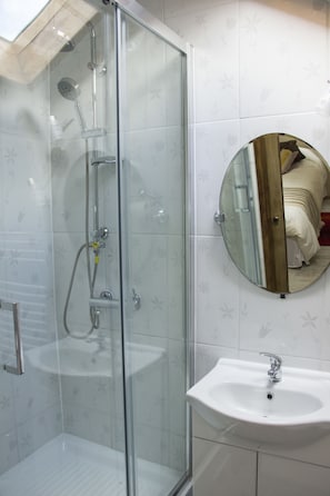 Economy Twin Room, Private Bathroom | Bathroom | Hair dryer, towels - Hostel Entre Vientos (Punta Arenas)
