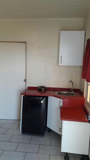 Microwave, cookware/dishes/utensils - Hotel Bar Emergency 911 (Paramaribo)