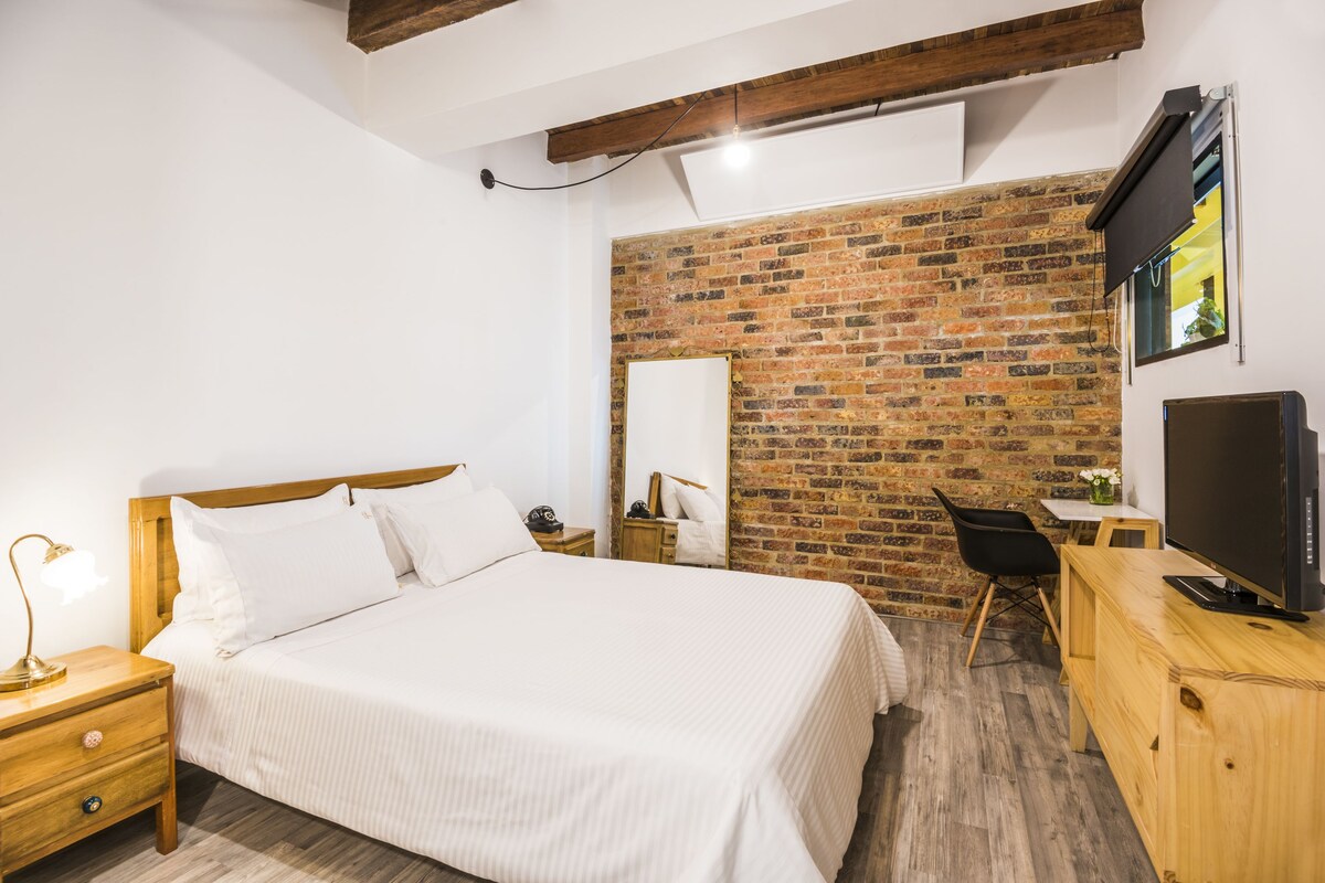 Standard Suite | In-room safe, iron/ironing board, free WiFi