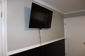 Een 42-inch ledtelevisie met satellietzenders en een televisie