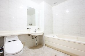 Standardzimmer (Weekdays Laundry) | Badezimmer | Badewanne und Dusche (separat), kostenlose Toilettenartikel