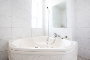 Superior Room | Baignoire relaxante profonde