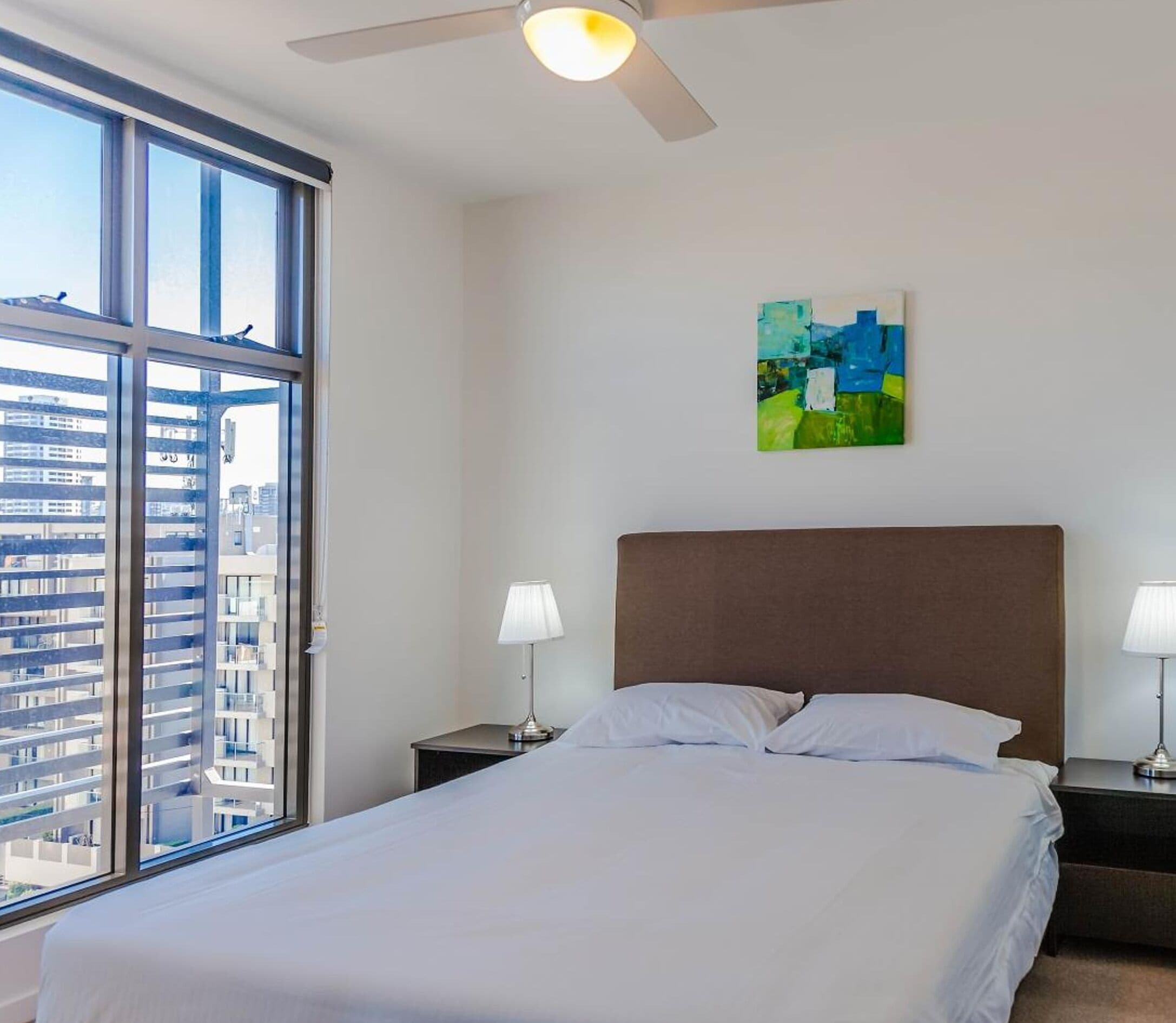 Escritorio, sistema de insonorización y tabla de planchar con plancha 