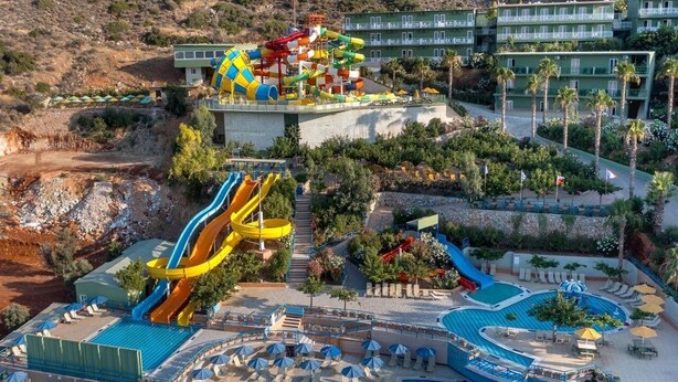 Un complexe hôtelier doté d’un parc aquatique, de plusieurs piscines et d’un espace paysager agrémenté de palmiers.