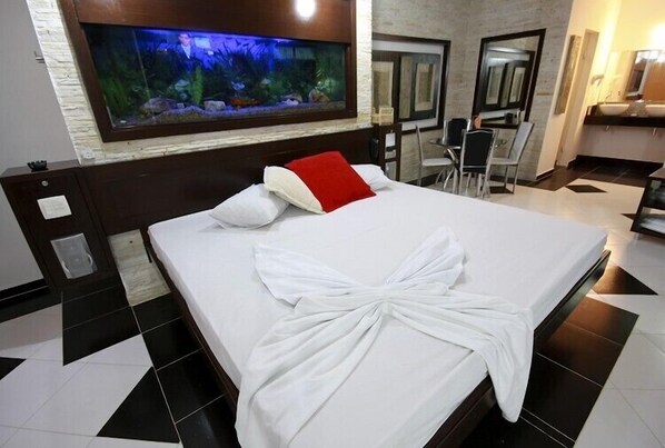 Room (Xanadu) | Minibar, individually decorated, individually furnished, blackout drapes