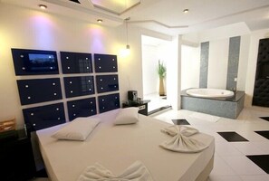Suite (Hidro e Sauna) | Minibar, individually decorated, individually furnished, blackout drapes