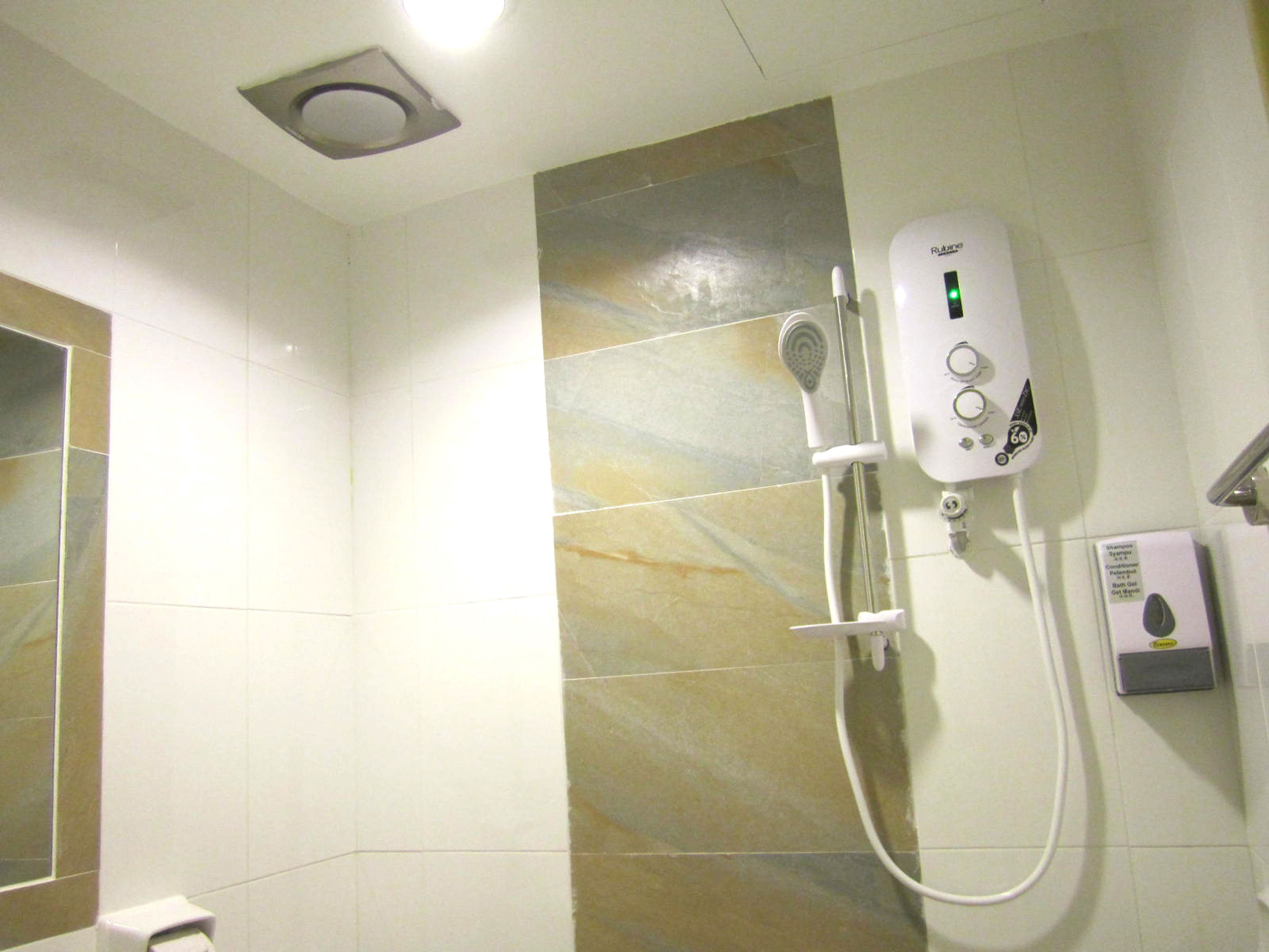 Ducha, zapatillas, bidé y toallas