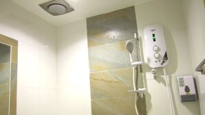 En dusch med en digital kontrollpanel, ett handhållet duschhuvud och en väggmonterad kontrollpanel.