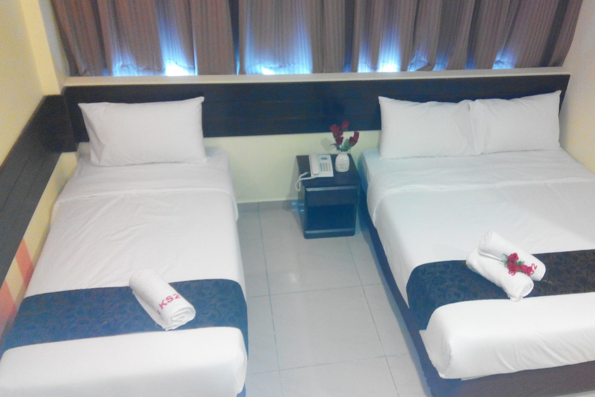 Family 3 With Window | Desk, free WiFi, bed sheets
