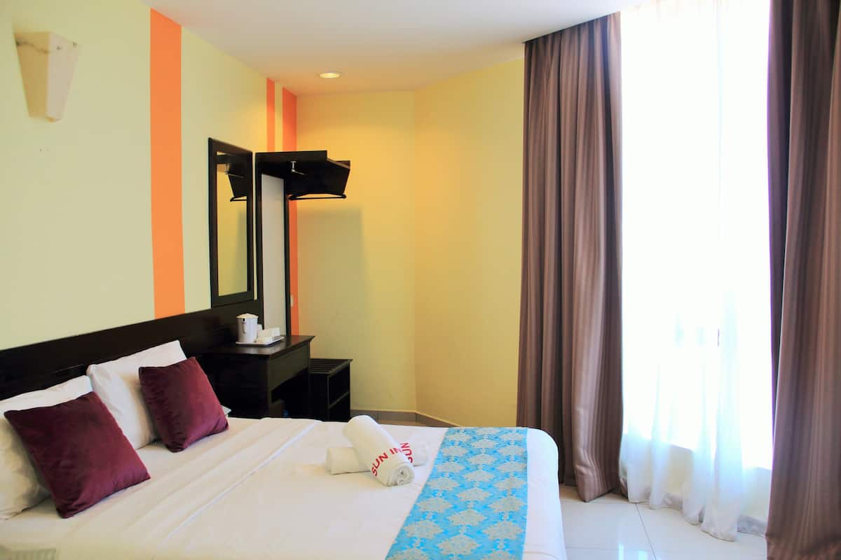 Deluxe With Window | Desk, free WiFi, bed sheets