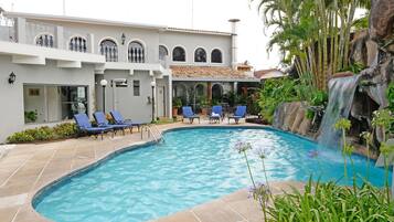 Piscina a l'aire lliure i gandules