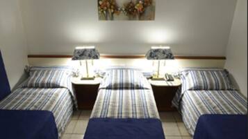 Quarto triplo | Frigobar, escrivaninha, cortinas blackout, Wi-Fi de cortesia