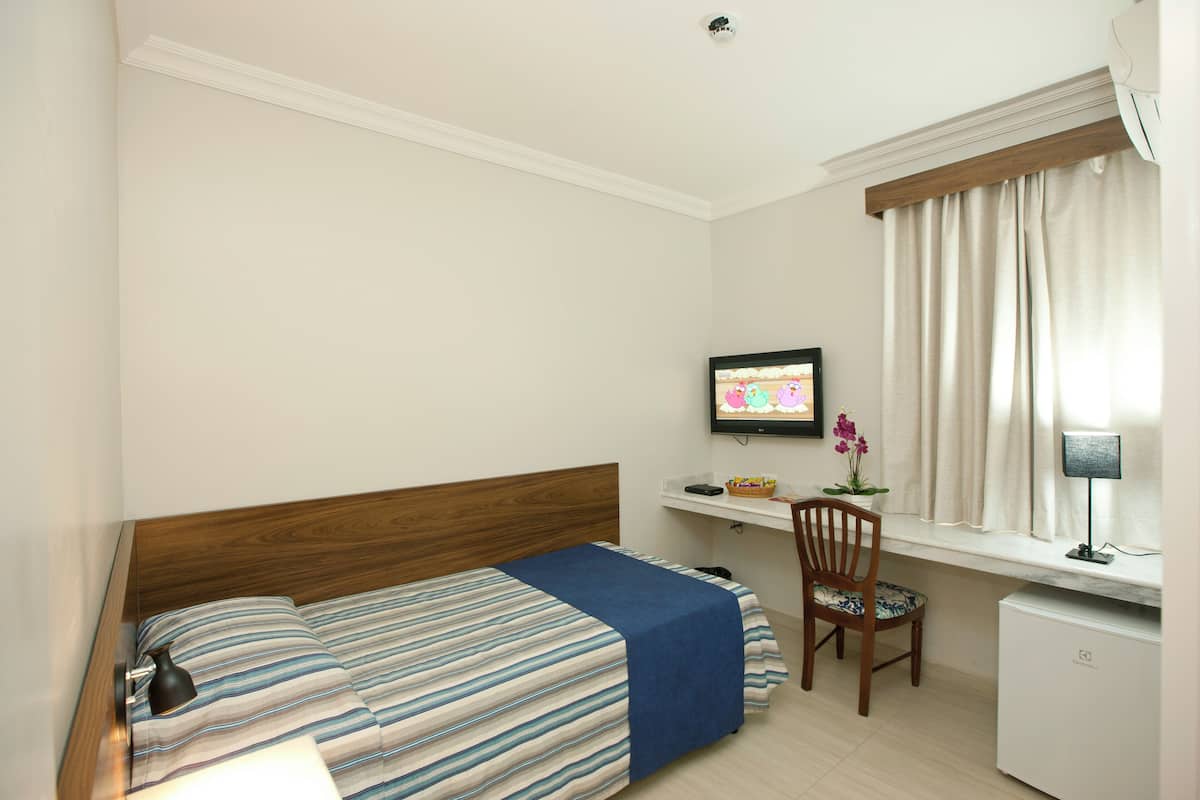 Minibar, escritorio, cortinas blackout y wifi gratis