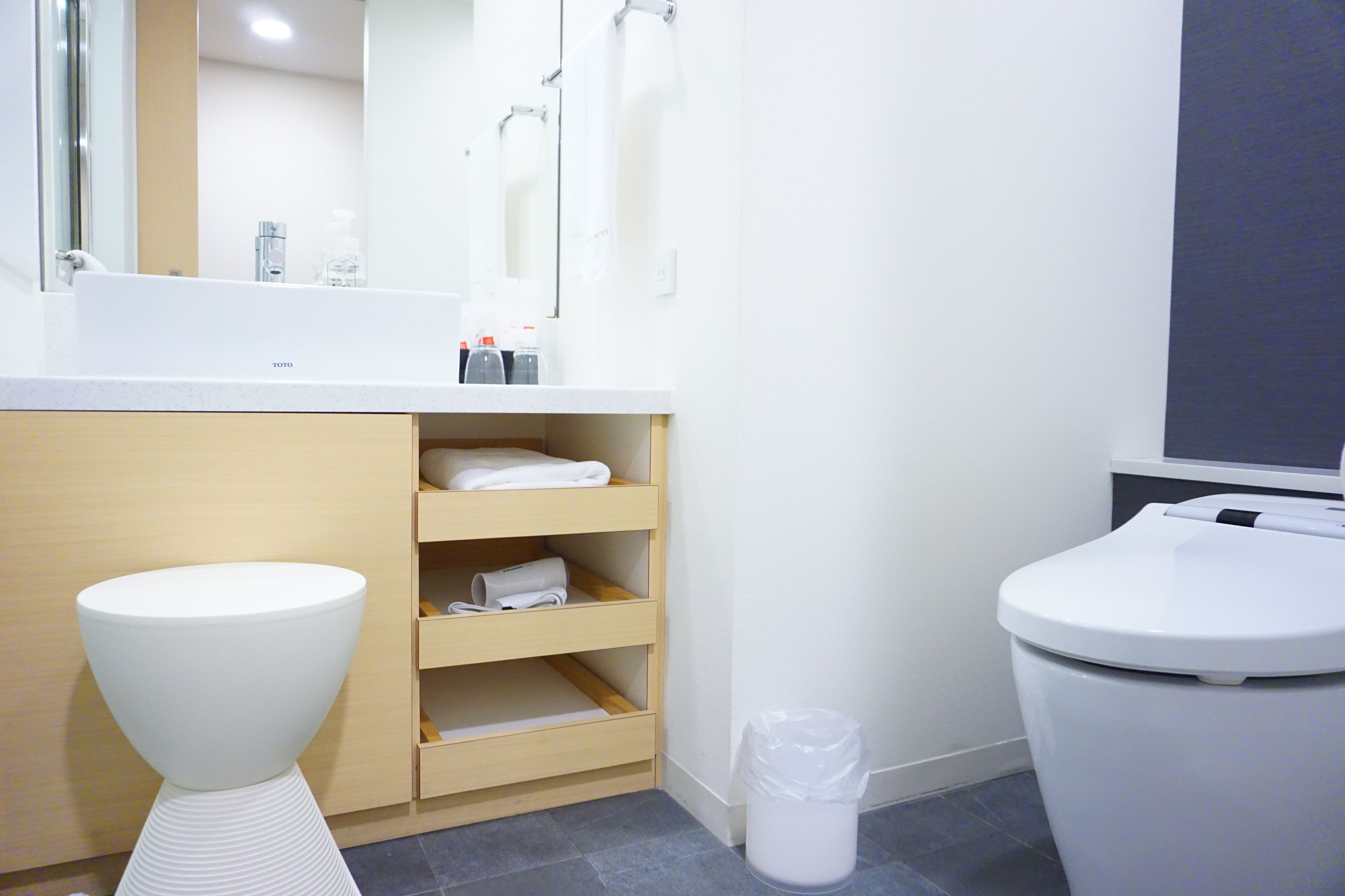 combined shower/bathtub, free toiletries, hair dryer, slippers