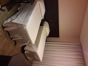 Tweepersoonskamer | Een minibar, een kluis op de kamer, een bureau, verduisterende gordijnen