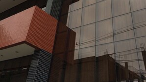 A high-rise building with a modern architectural design, featuring a mix of glass and brick facades. - Hotel Maruá (São José dos Campos)