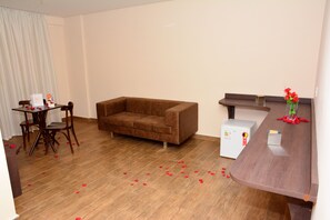 Luxe suite, bad | Een minibar, een kluis op de kamer, een bureau, verduisterende gordijnen