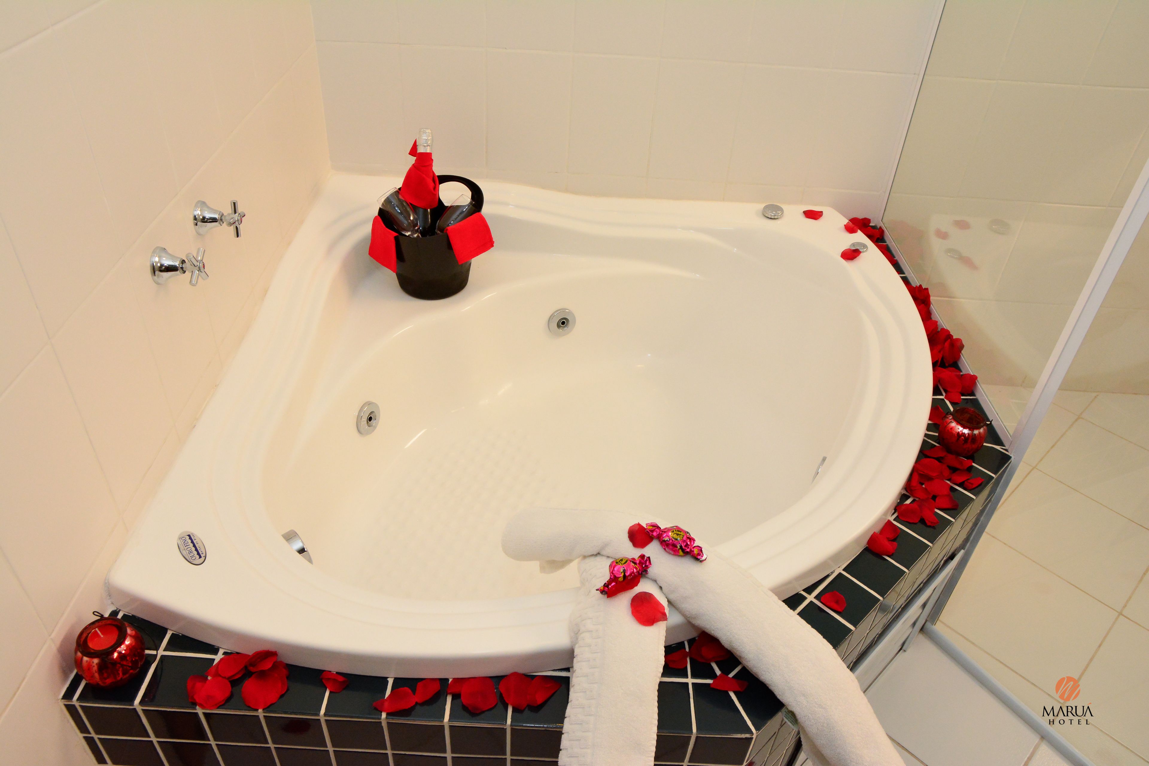luxury suite, bathtub | jetted bathtub