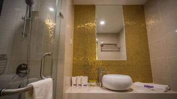 Deluxe Room | Bathroom | Shower, free toiletries, hair dryer, slippers