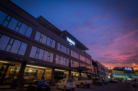 Fachada de la propiedad por la tarde o noche