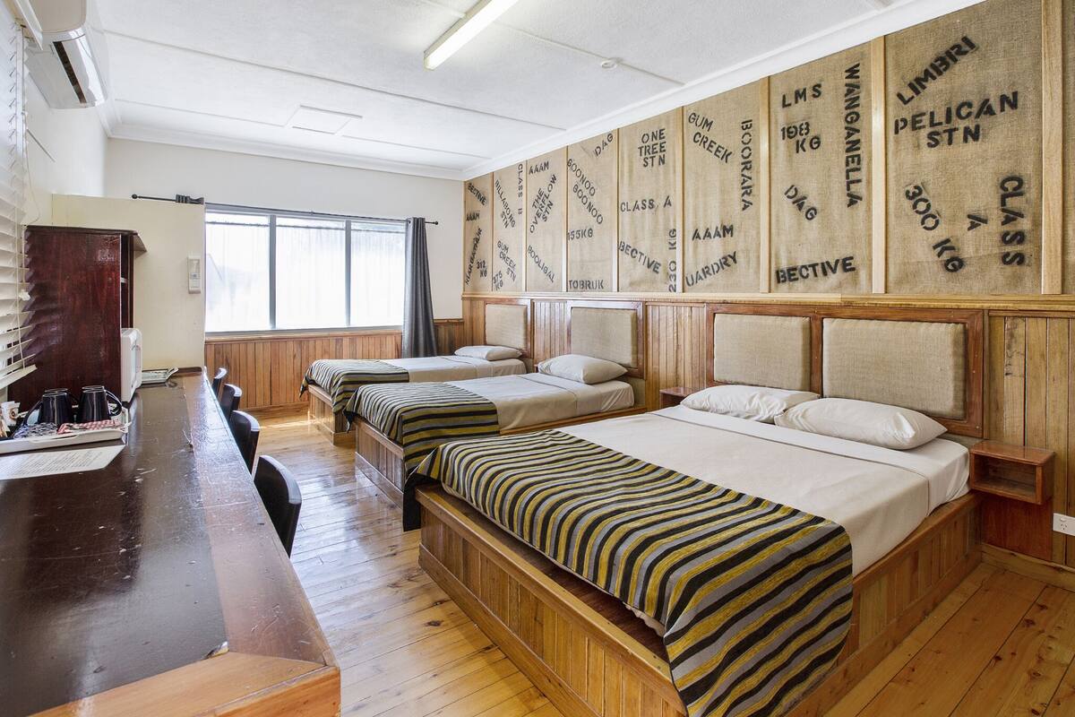 Minibar, strykejern/-brett, wi-fi (inkludert) og sengetøy