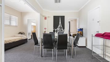 Suite Standard, 2 camere da letto | Minibar, ferro/asse da stiro, Wi-Fi gratuito, lenzuola