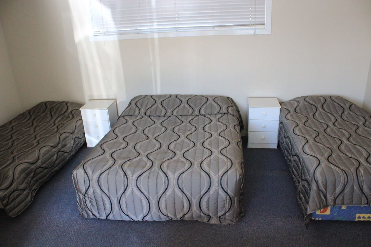 Deluxe Family room | Minibar, iron/ironing board, free WiFi, bed sheets