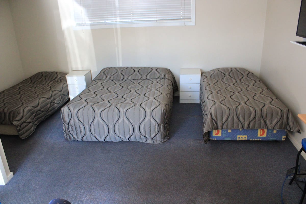 Minibar, iron/ironing board, free WiFi, bed sheets