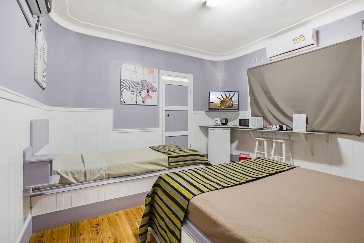 Minibar, iron/ironing board, free WiFi, bed sheets
