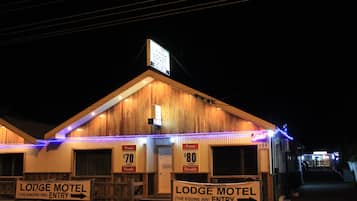 Fachada da propriedade à noite