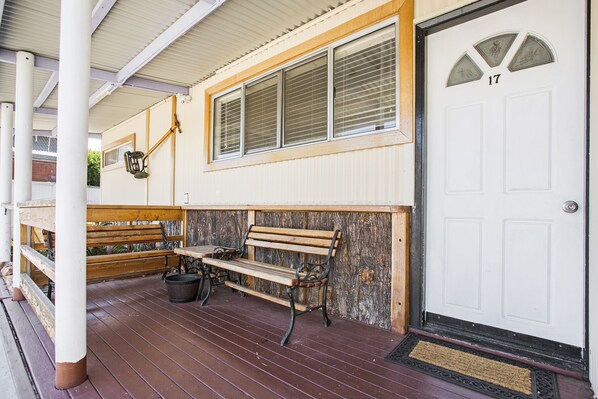 A wooden bench and a door with the number 17 on it. - Tamworth Lodge Motel (South Tamworth)