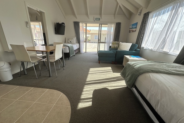 Premium Suite, 1 Bedroom | Living area | 40-inch LED TV with satellite channels, TV, Netflix