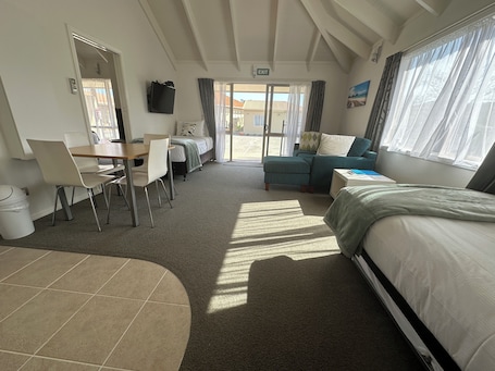 Premium Suite, 1 Bedroom | Living area | 40-inch LED TV with satellite channels, TV, Netflix