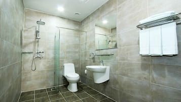 Habitación familiar con 2 camas individuales | Baño | Regadera, amenidades de baño gratuitas, secadora de cabello, batas