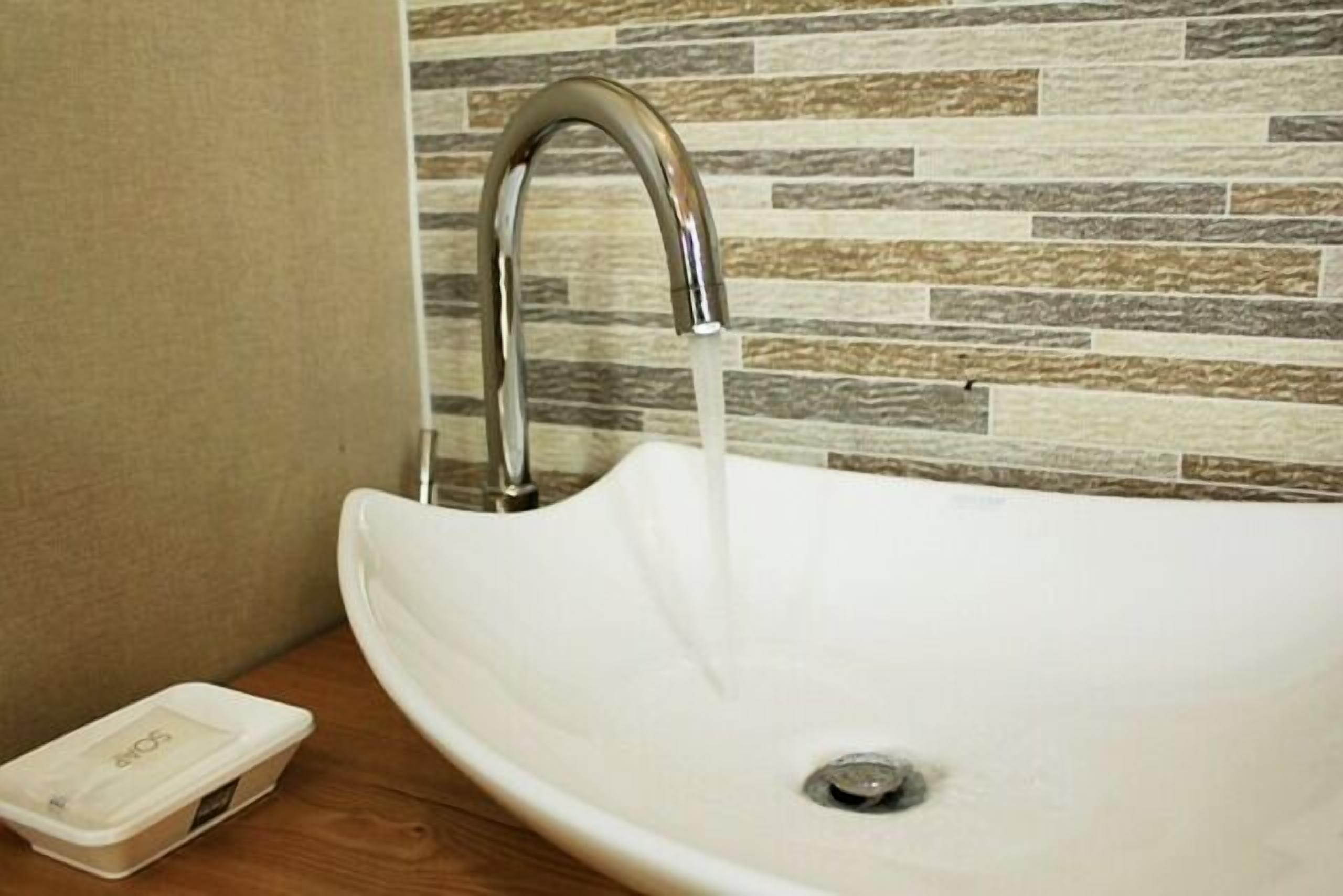 Chambre Familiale avec lits jumeaux | Lavabo de la salle de bain