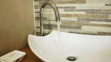 Chambre Familiale avec lits jumeaux | Lavabo de la salle de bain