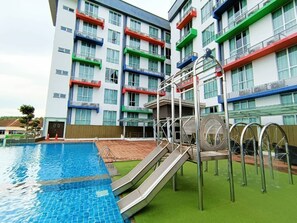 Outdoor pool - V8 Hotel (Johor Bahru)
