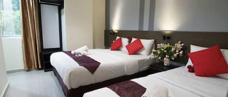Phòng dành cho gia đình, 5 phòng ngủ, quang cảnh thành phố | 1 phòng ngủ, chăn bông, bàn, khu vực làm việc phù hợp cho laptop