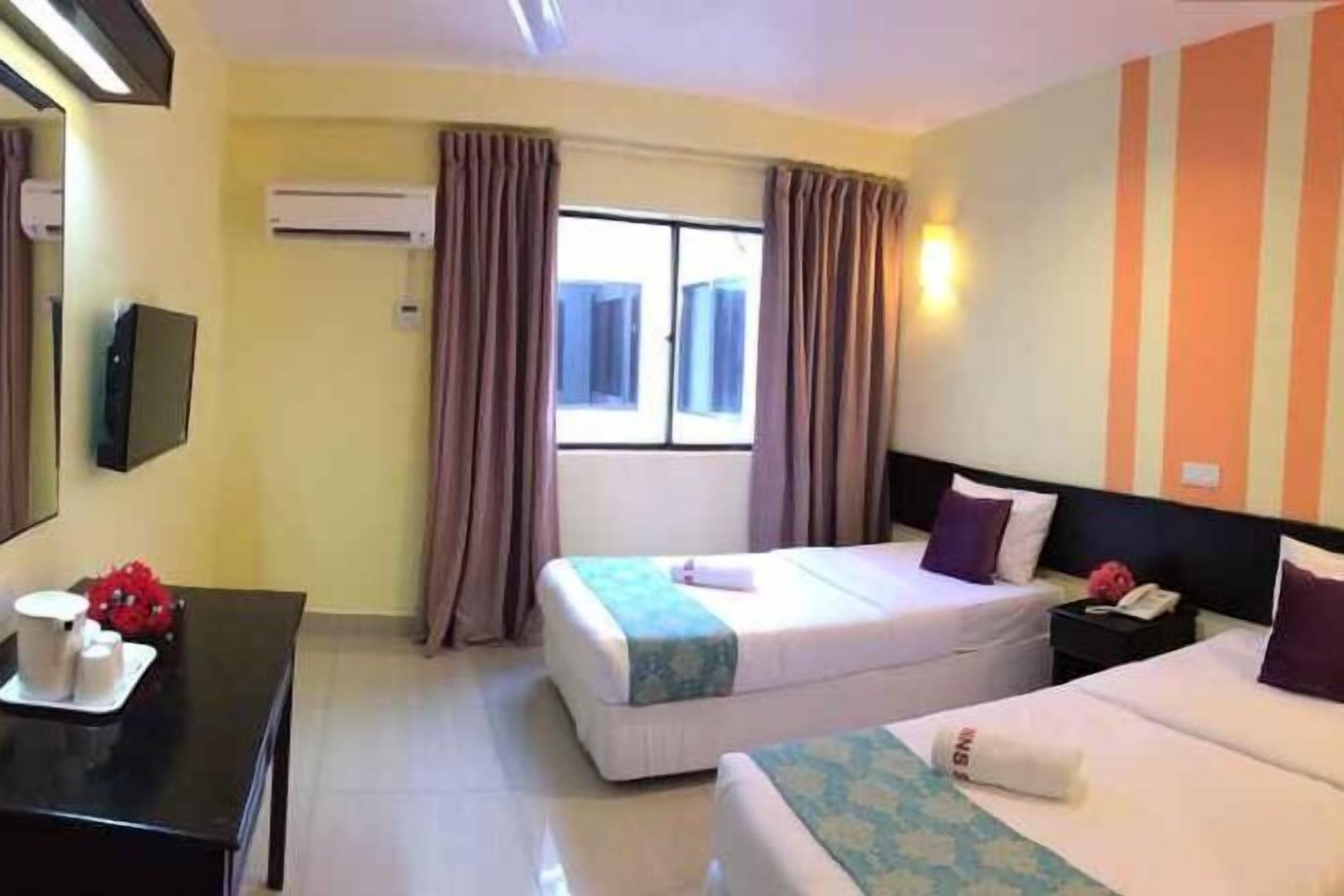 1 habitación, cubrecamas, escritorio y espacio para trabajar con laptop 