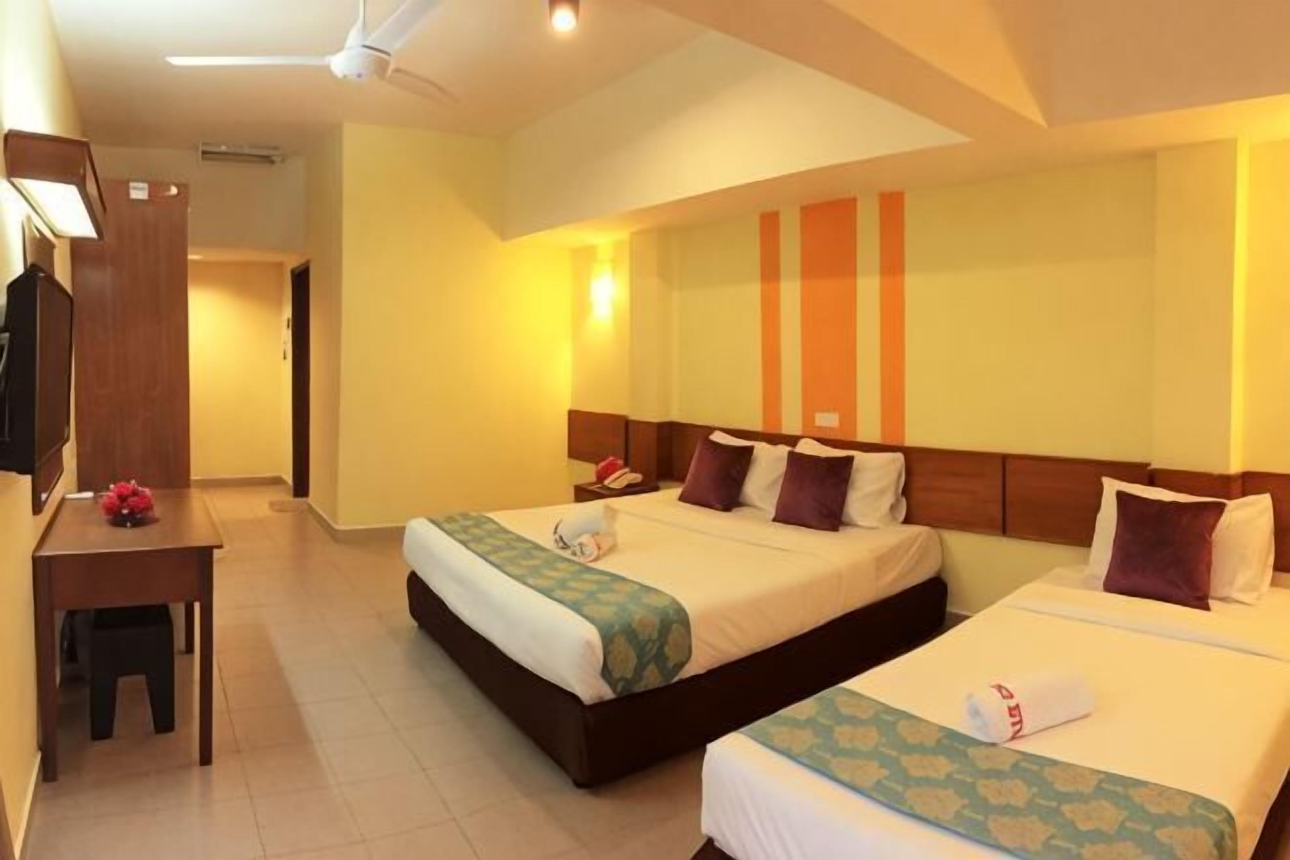 1 bedroom, down comforters, desk, laptop workspace