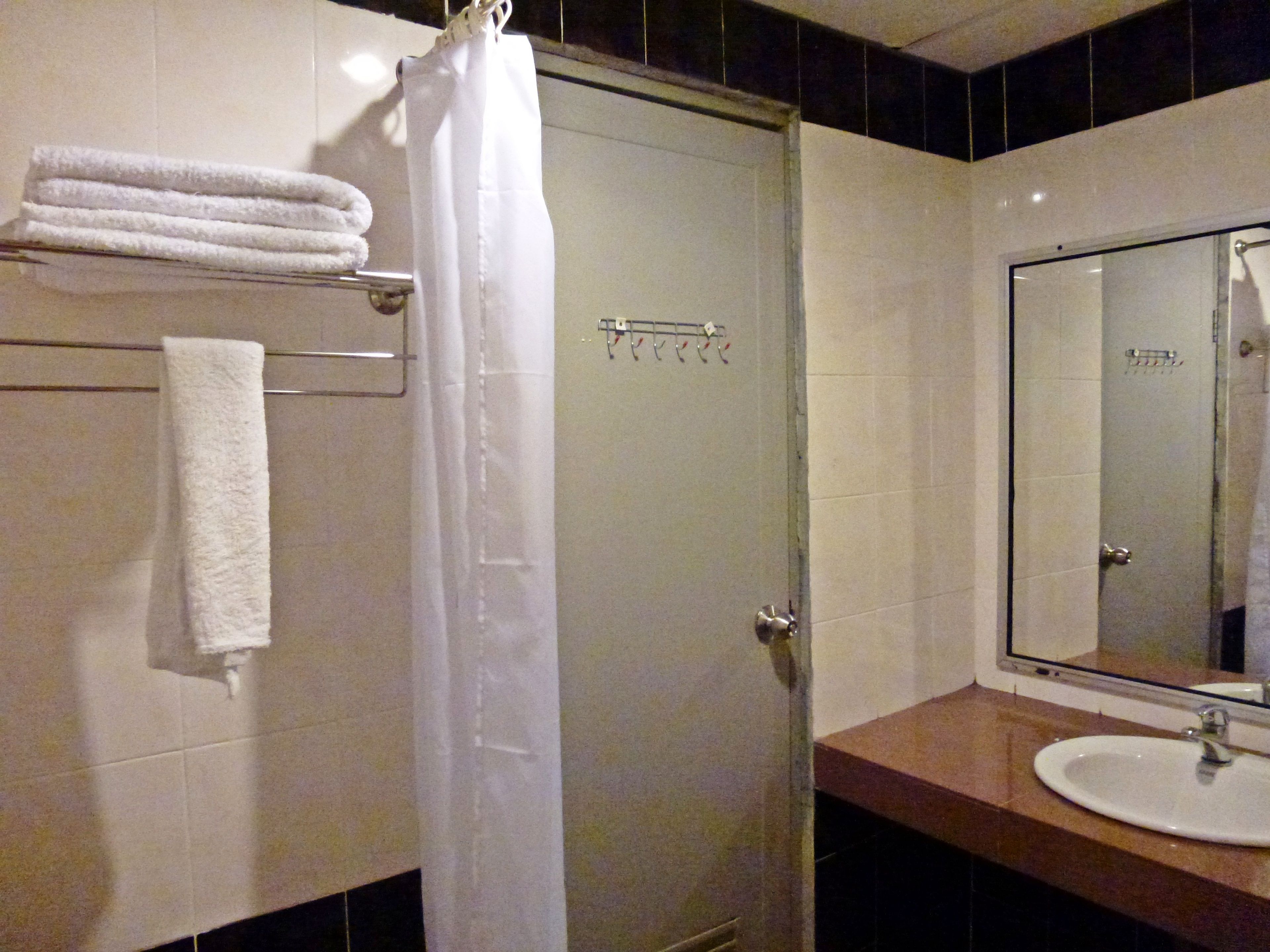 Un bany amb dutxa, un lavabo i un escuraprius.