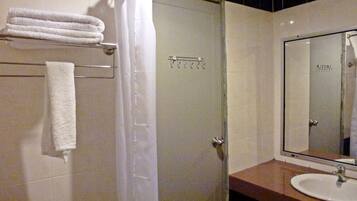 Un bany amb dutxa, un lavabo i un escuraprius.