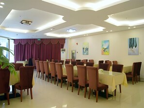 Breakfast, lunch, dinner served; Chinese cuisine 