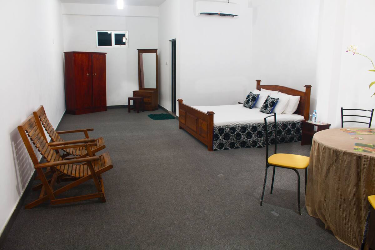 Quarto triplo luxo, 1 quarto, banheiro privativo | Ferros/tábuas de passar roupa, Wi-Fi de cortesia, roupa de cama