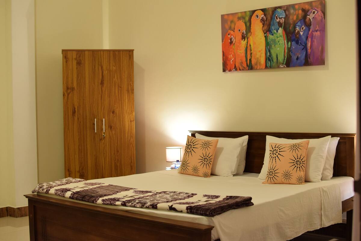 Quarto casal superior, 1 cama King, banheiro privativo | Ferros/tábuas de passar roupa, Wi-Fi de cortesia, roupa de cama